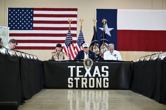 Melania und Donald Trump mit dem texanischen Gouverneur Greg Abbott in Kerrville