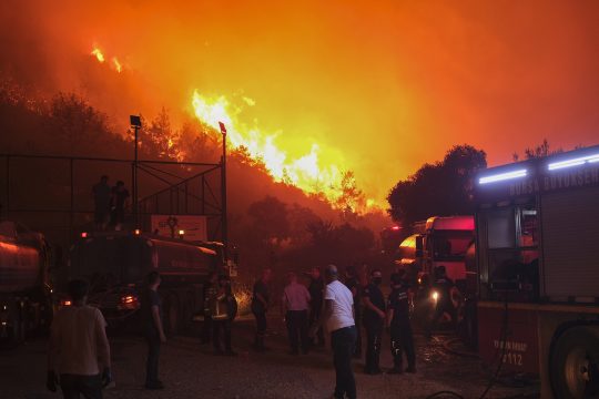 Rettungskräfte kämpfen in der Provinz Bursa gegen die Flammen