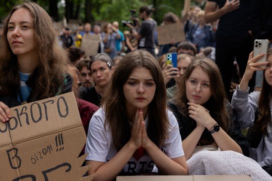Demonstranten warten vor dem Parlament der Ukraine auf das Ergebnis der Abstimmung