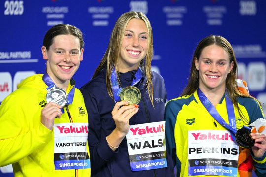 US-Schwimmerin Gretchen Walsh, Roos Vanotterdijk und die australische Schwimmerin Alexandria Perkins stehen auf dem Podium