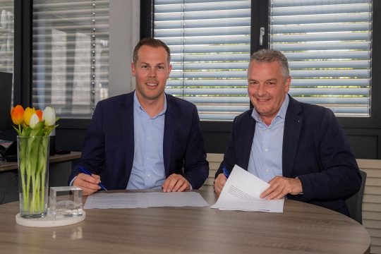 BRF-Direktor Alain Kniebs und Ewald Broichhausen, Geschäftsführer von Mediaconcept, bei der Unterzeichnung des Vertrags