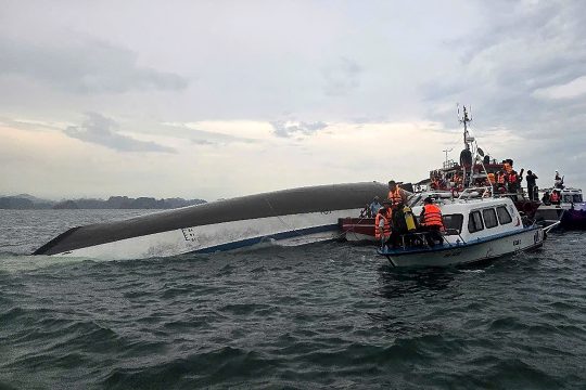 Rettungskräfte am gekenterten Boot in der Bucht von Ha Long