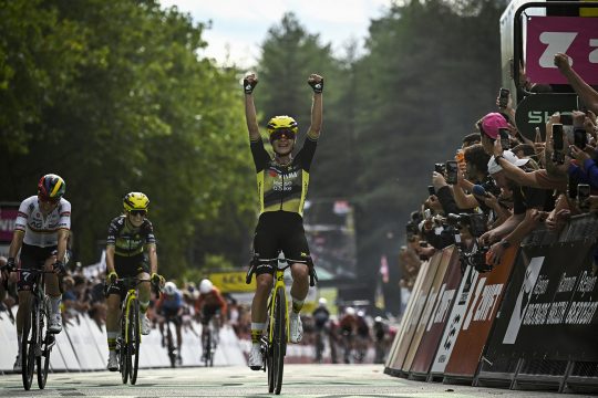 Marianne Vos fährt jubelnd über die Ziellinie