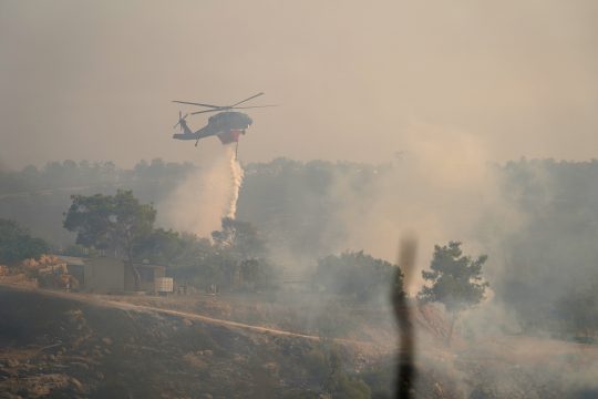 Ein Helikopter kämpft gegen den Waldbrand bei Limassol auf Zypern