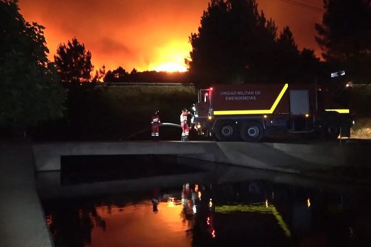 Spanische Militärangehörige bekämpfen den Waldbrand