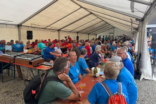 Menschen auf dem Platz nach der Sommerwanderung