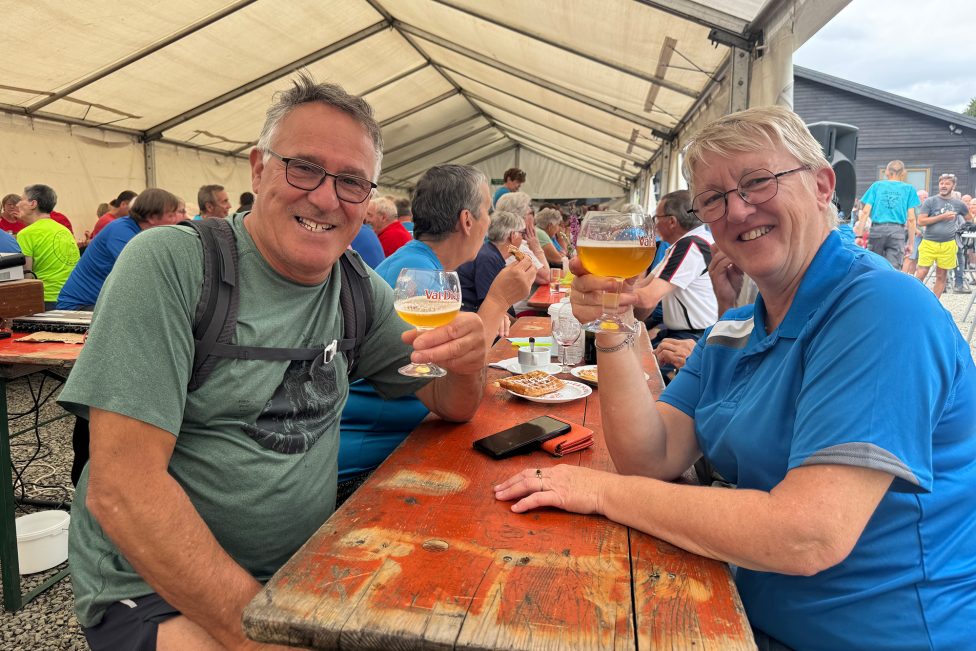 Menschen auf dem Platz nach der Sommerwanderung