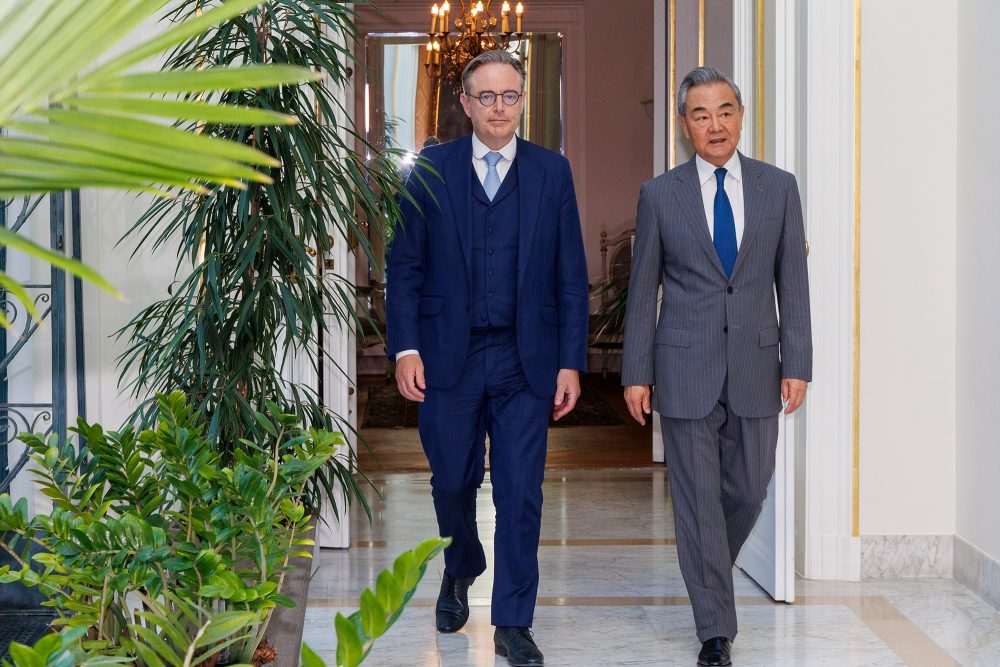 Premier Bart De Wever mit dem chinesischen Außenminister Wang Yi in Brüssel am 1. Juli