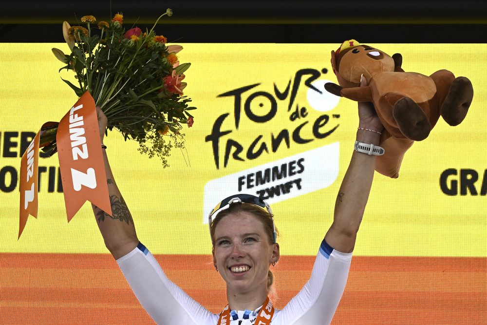 Lorena Wiebes feiert den Etappensieg auf dem Podium