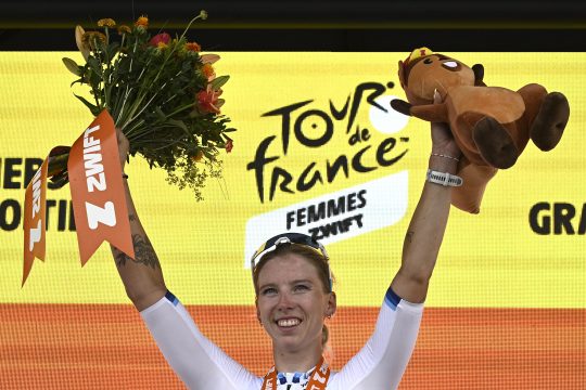Lorena Wiebes feiert den Etappensieg auf dem Podium