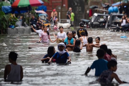 Überflutete Straßen in Manila durch den Sturm "Wipha"