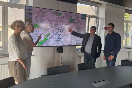 AIDE-Direktorin Béatrice Leporcq, Projektmanagerin Florence Goffinet, Bürgermeister Mario Pitz und Schöffe Philipp Croé