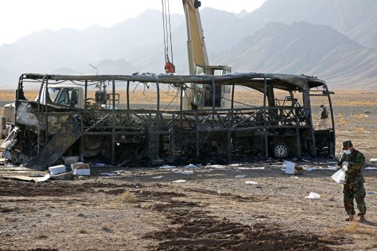 Ausgebrannter Bus nach dem schweren Unglück in Afghanistan