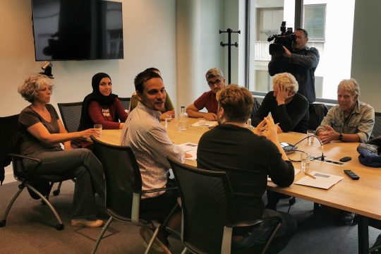 Vertreter von drei Unterzeichnerorganisationen werden in der Parteizentrale von Les Engagés empfangen