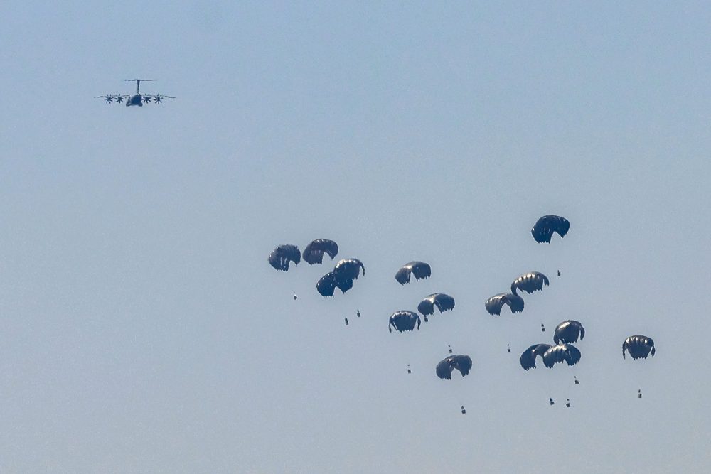 Hilfspakete an Fallschirmen wurden aus einem Flugzeug abgeworfen