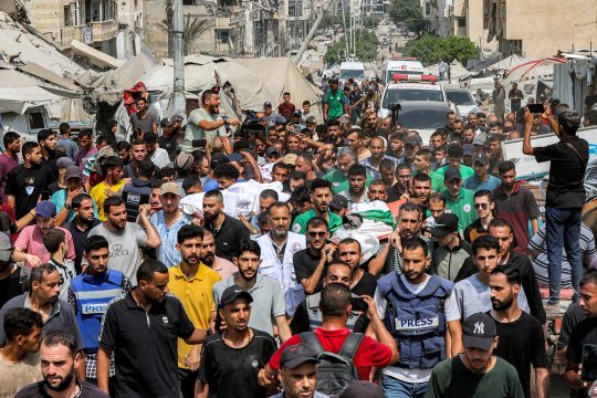 Trauernde tragen die Leichen der getöteten Al-Dschasira-Mitarbeiter durch die Straßen von Gaza-Stadt