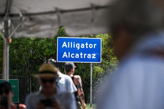 Schild vor der Haftanstalt Alligator Alcatraz
