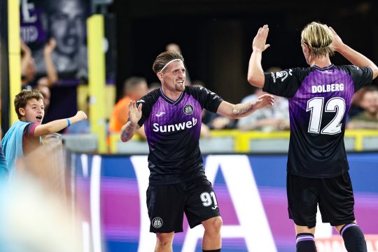 Adriano Bertaccini und Kasper Dolberg klatschen sich ab