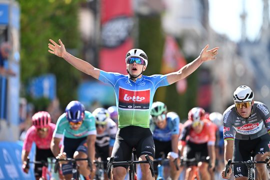 Arnaud De Lie fährt jubelnd über die Ziellinie