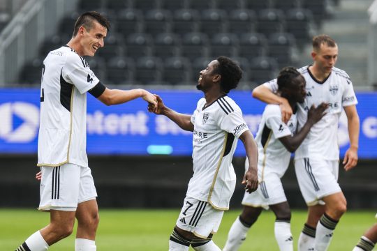Yentl Van Genechten und Isaac Nuhu freuen sich über die gelungene Generalprobe der AS Eupen im Test gegen Willem II Tilburg (Bild: Natacha Freisen/Belga)