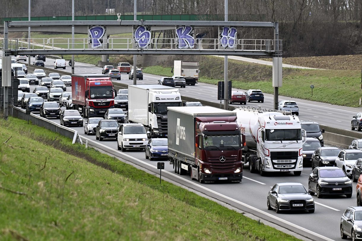 Autos und LKW im Stau auf der Autobahn E40