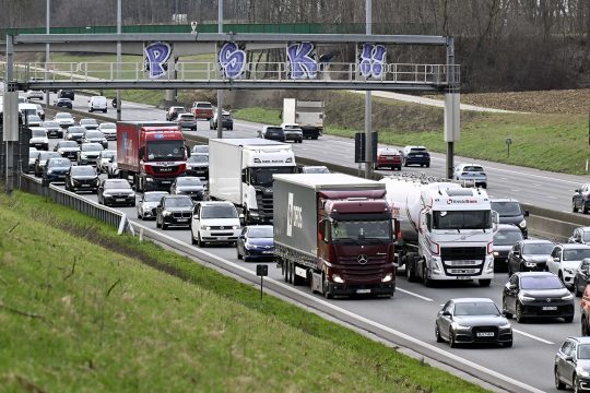 Autos und LKW im Stau auf der Autobahn E40