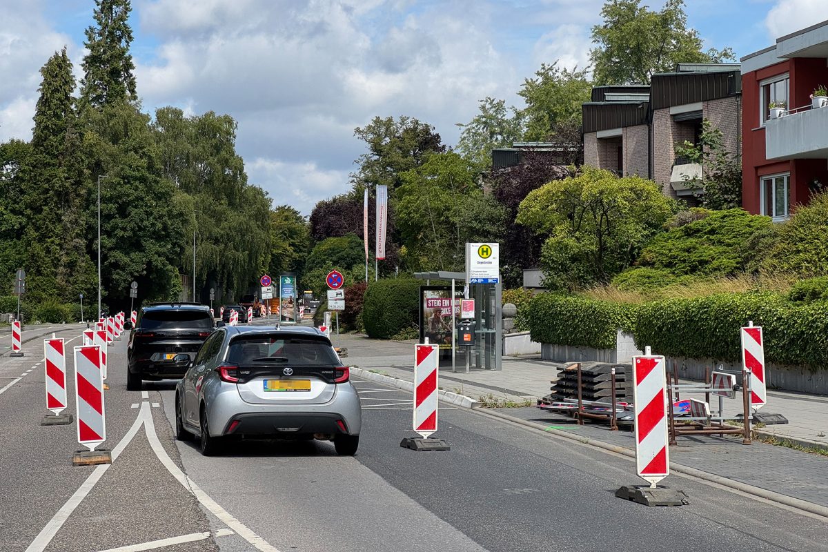 Autos auf der Eupener Straße, Baustellenbaken begrenzen die Fahrbahn auf eine Spur