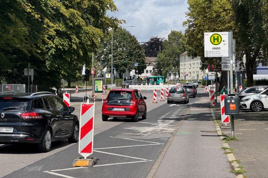 Autos auf der Eupener Straße, Baustellenbaken begrenzen die Fahrbahn auf eine Spur