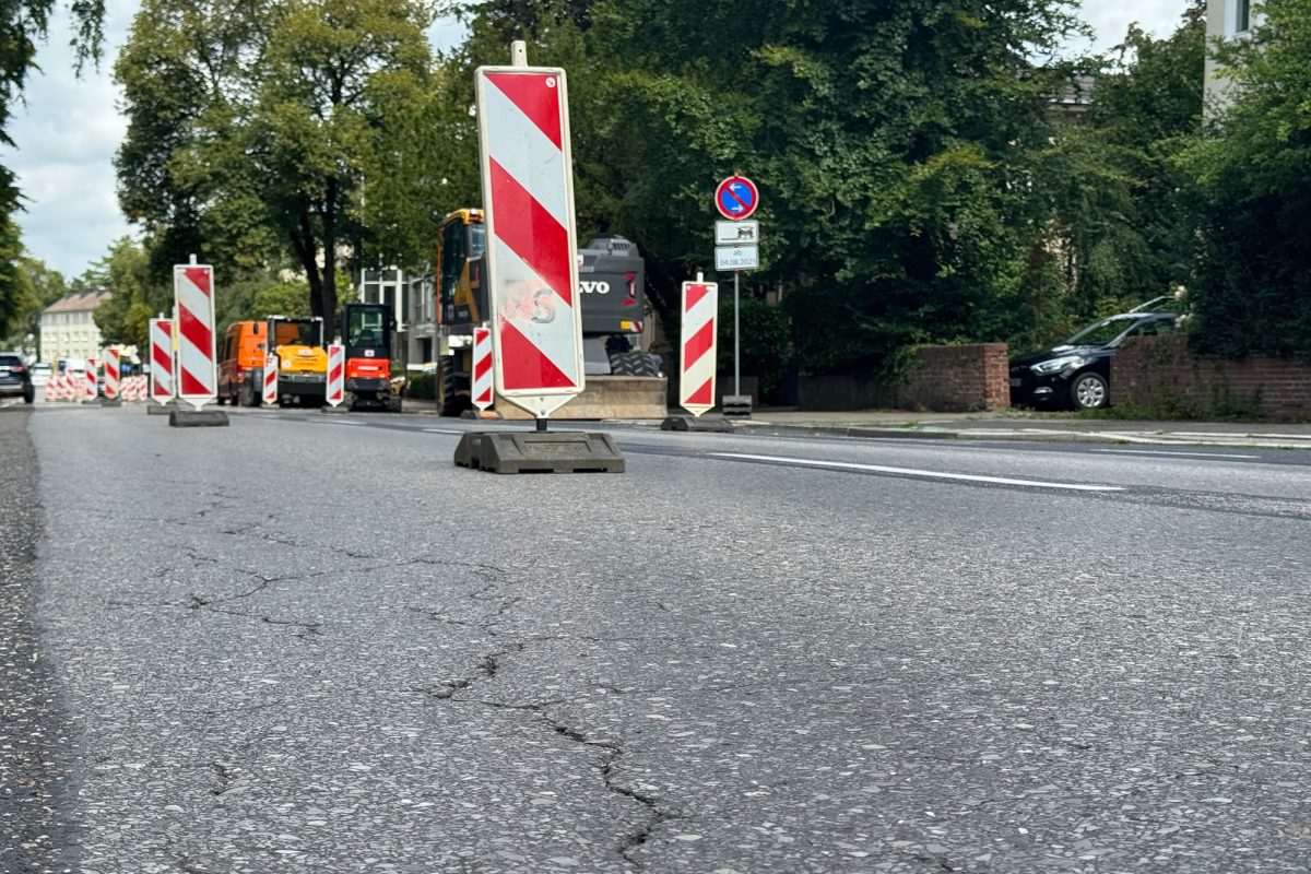Risse in der Fahrbahn der Eupener Straße