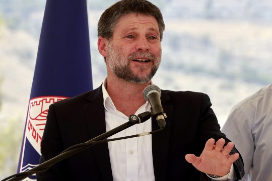 Israels Finanzminister Bezalel Smotrich bei der Pressekonferenz am 14. August