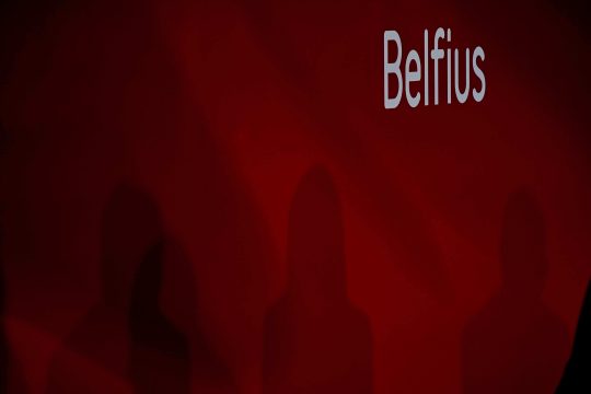 Schatten von Personen bei einer Pressekonferenz im Belfius-Sitz in Brüssel
