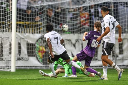 Isaac Nuhu trifft zum 1:0 für die AS Eupen