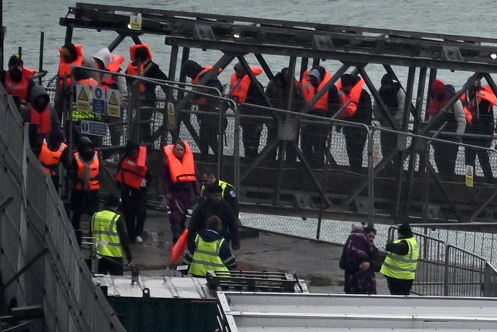 Auf dem Ärmelkanal aufgegriffene Migranten gehen von Bord eines Grenzschutzschiffs