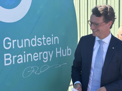 NRW-Ministerpräsident Hendrik Wüst bei der Grundsteinlegung des Brainergy Hub Jülich