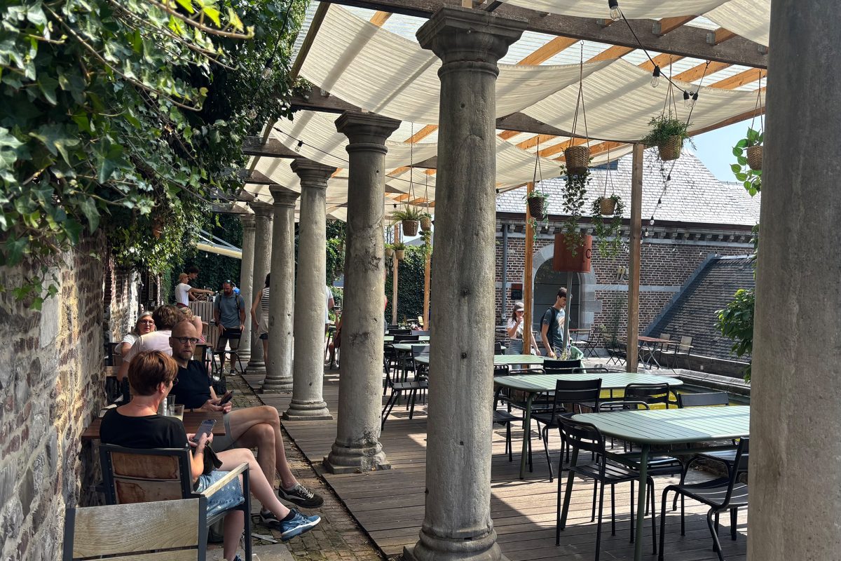 Eine der Terrassen der Brasserie C in Lüttich