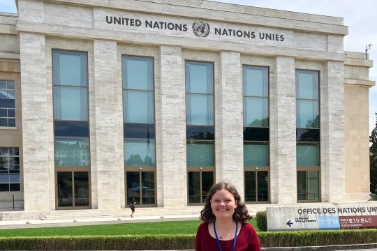 Clara Schlösser vor dem Sitz der Vereinten Nationen in Genf