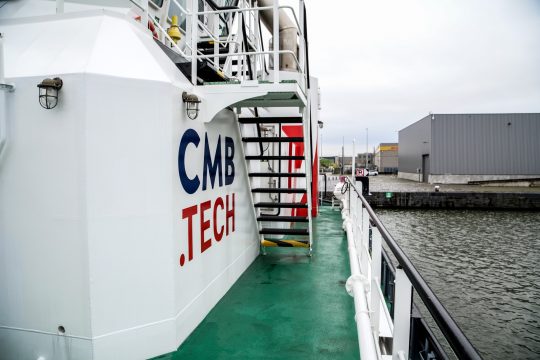 Ein Schiff zum Transport von Wasserstoff der Schifffahrtsgrupe CMB.TECH