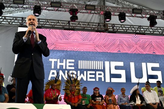 Die brasilianische Ministerin für indigene Völker Sonia Guajajara, der Umweltministerin Marina Silva und der COP30 Vorsitzende Andre Correa do Lago bei der Eröffnung der Konferenz