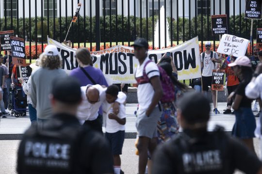 Secret Service-Mitarbeiter beobachten die Demonstrationen in Washington am 11. August