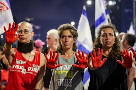 Demonstranten zeigen ihre mit rot bemalten Hände, um Blut darzustellen, während einer Anti-Regierungs-Demonstration in Tel Aviv