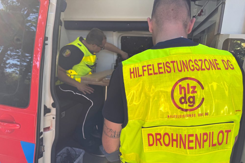 Garry Houscheidt und Christoph Niessen von der Hilfeleistungszone der DG