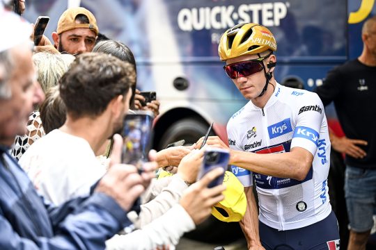 Remco Evenepoel verteilt Autogramme an Fans vor einer Tour-Etappe