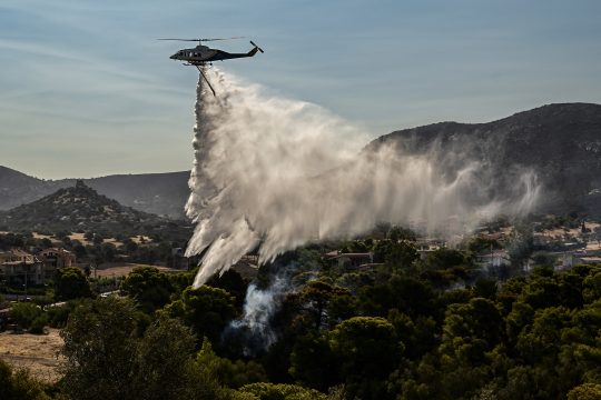 Löschhubschrauber im Einsatz gegen die Brände in der Nähe von Athen