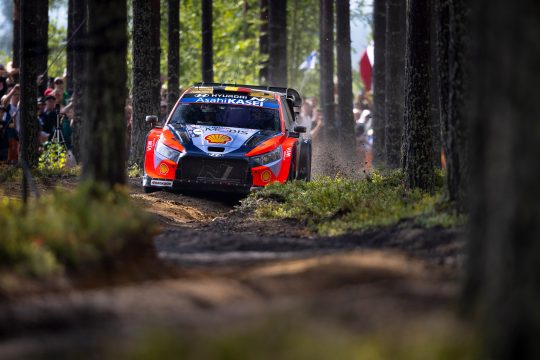 Der Hyundai von Thierry Neuville/Martijn Wydaeghe zwischen Bäumen im Wald bei der Rallye Finnland
