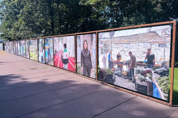 Großformatige Porträtfotos auf aneinandergereihten Planen
