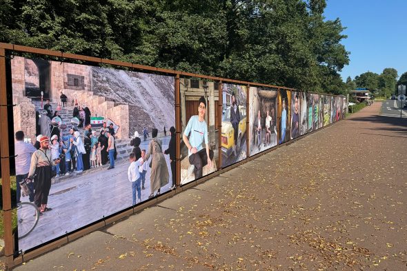 Großformatige Porträtfotos auf aneinandergereihten Planen