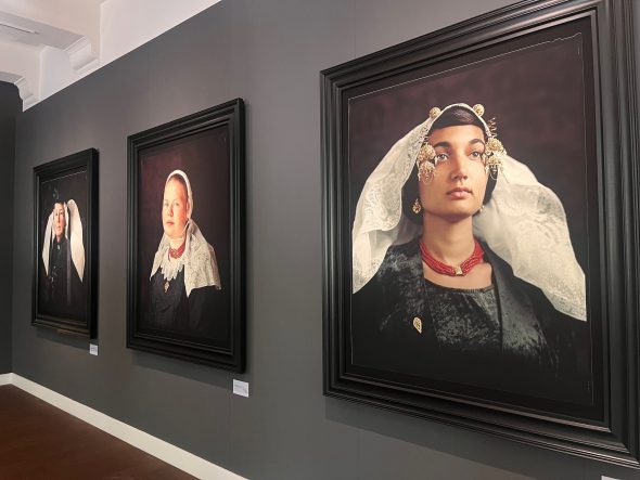 Werk aus der Ausstellung "Between the Sea and the Sky" - Jimmy Nelsons faszinierende Reise nach Zeeland