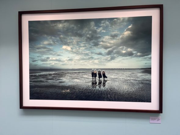 Werk aus der Ausstellung "Between the Sea and the Sky" - Jimmy Nelsons faszinierende Reise nach Zeeland