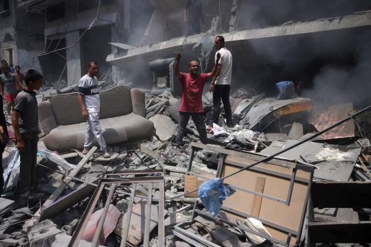 Palästinenser betrachten die Schäden nach dem Angriff vom 8. August