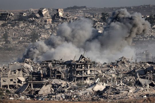 Zerstörte Gebäude und Rauchwolken im Gazastreifen